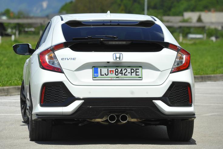 Podobo zunanjosti v osnovi delita dve liniji opreme oziroma dva karakterja, športni in elegantni. Razlika je vidna na maski in zadku avtomobila. V kombinaciji z 1,5-litrskim turboštirivaljnikom in srednjo opremo sport plus zadek poleg aerodinamičnih elementov krasi dvojna izpušna cev, postavljena v središče zadnjega odbijača. Šik, ni kaj. | Foto: Jure Gregorčič