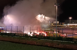 Napadajo zapore, zažigajo vozila zaposlenih. Macron: Našli vas bomo! #video
