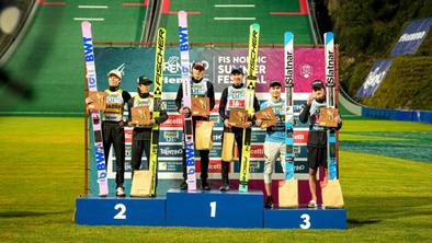 Domen Prevc in Anže Lanišek na stopničkah v Predazzu