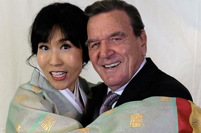 Gerhard Schröder | Gerhard Schröder se je s Soyeon Schröder-Kim, svojo peto ženo, poročil leta 2018. | Foto Reuters