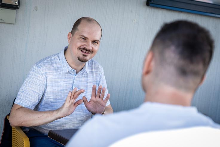 "So nagrada in potrditev. Gre tudi za neke vrste težo, ker sem zdaj pod drobnogledom in pod sojem žarometov. Predvsem pa sem se prijavljal oziroma pristal na prijave, ker sem bil tudi povabljen h kakšnemu od teh razpisov z namenom, da si širim mrežo poznanstev tudi izven meja. Tudi ta poznanstva mi potem prinesejo kakšne nove projekte," o priznanjih in nazivih pove Ocepek. | Foto: Gaja Hanuna