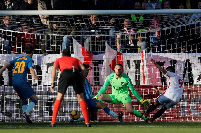 Jan Oblak | Po temle strelu Wissama Ben Yedderja je Jan Oblak prejel prvi gol v letu 2019. | Foto Reuters