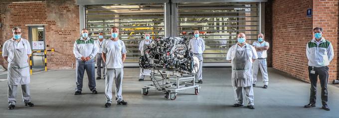 Za izdelavo motorja potrebujejo kar petnajst ur, prav vsakega do sedaj so ročno izdelali v tovarni Crewe. | Foto: Bentley