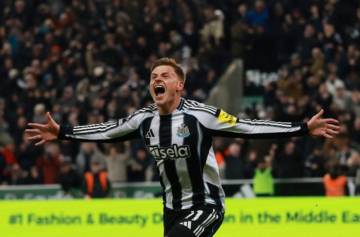 Harvey Barnes je dvakrat zatresel mrežo Manchester Cityja. | Foto: Reuters