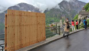 Avstrijci s postavitvijo lesenega zidu odvračajo turiste #foto