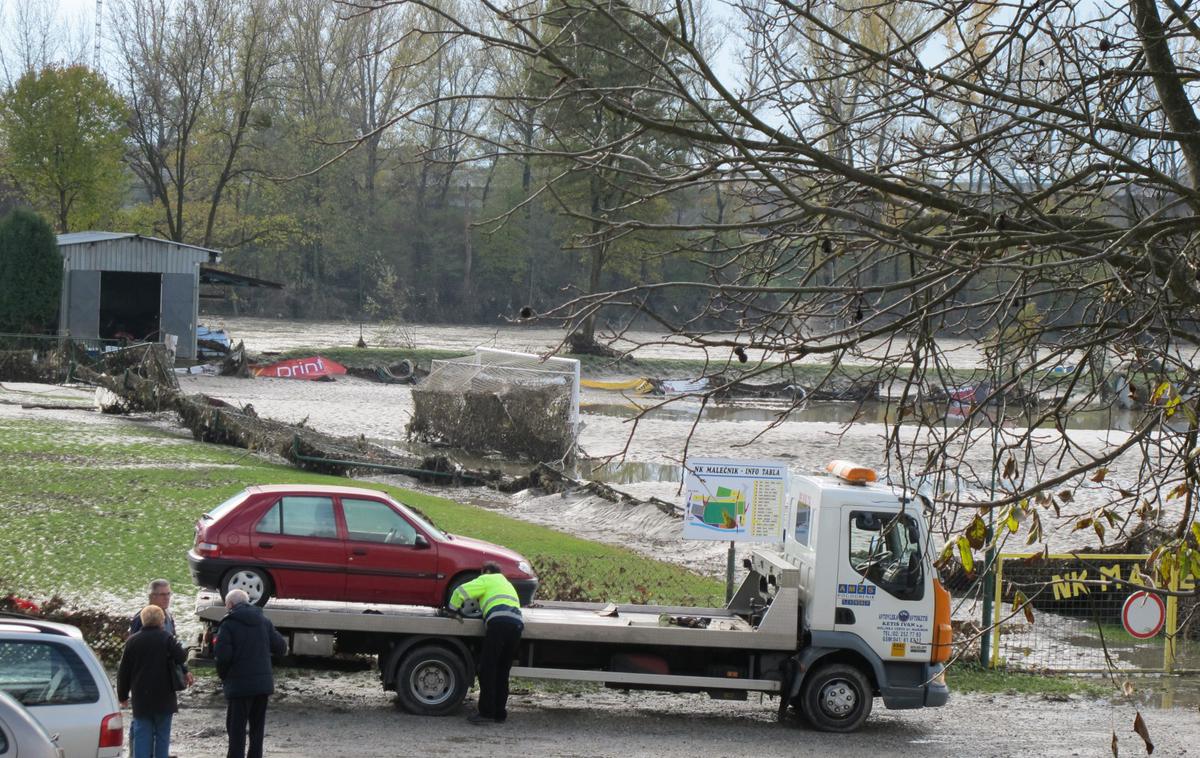 poplave pri Malečniku 2012 | Republika Slovenija je bila z družbo Verbund zaradi posledic poplav na Dravi v letu 2012 udeležena v dveh sodnih sporih pred Deželnim sodiščem v Celovcu. Pogajanja so z različnimi prekinitvami tekla več let, Slovenija pa je letos v začetku leta od Verbunda prejela nakazilo v višini 14,9 milijona evrov. Posledično je umaknila tožbo zoper Verbund, slednji pa je umaknil svojo tožbo zoper Slovenijo.  | Foto STA