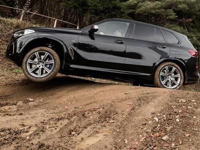 Obvoz v Rusijo prek Kitajske: sankcije ne ustavijo prestižnih avtomobilov