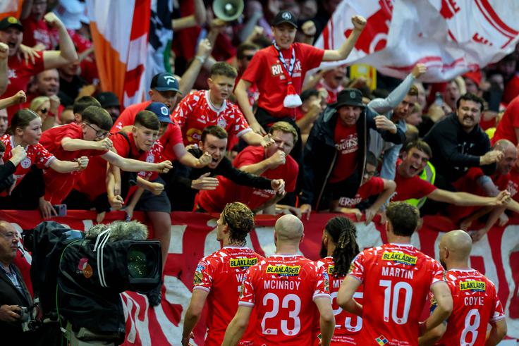 Veselje nogometašev Shelbourna po zmagi nad prvakom Severne Irske Linfieldom, ko so se uvrstili v ligaški del konferenčne lige. | Foto: Guliverimage