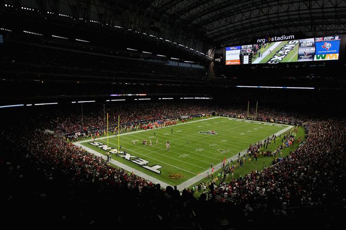Stadion NRG v Houstonu je na tekmah ameriškega nogometa nabito poln in tako bo tudi ta konec tedna, ko bo gostil polfinalna obračuna in veliki finale zaključnega turnirja košarkarjev NCAA. Prihodnje leto bo megalomansko prizorišče gostilo dogodek vseh dogodkov: finale v ameriškem nogometu Superbowl.  | Foto: 
