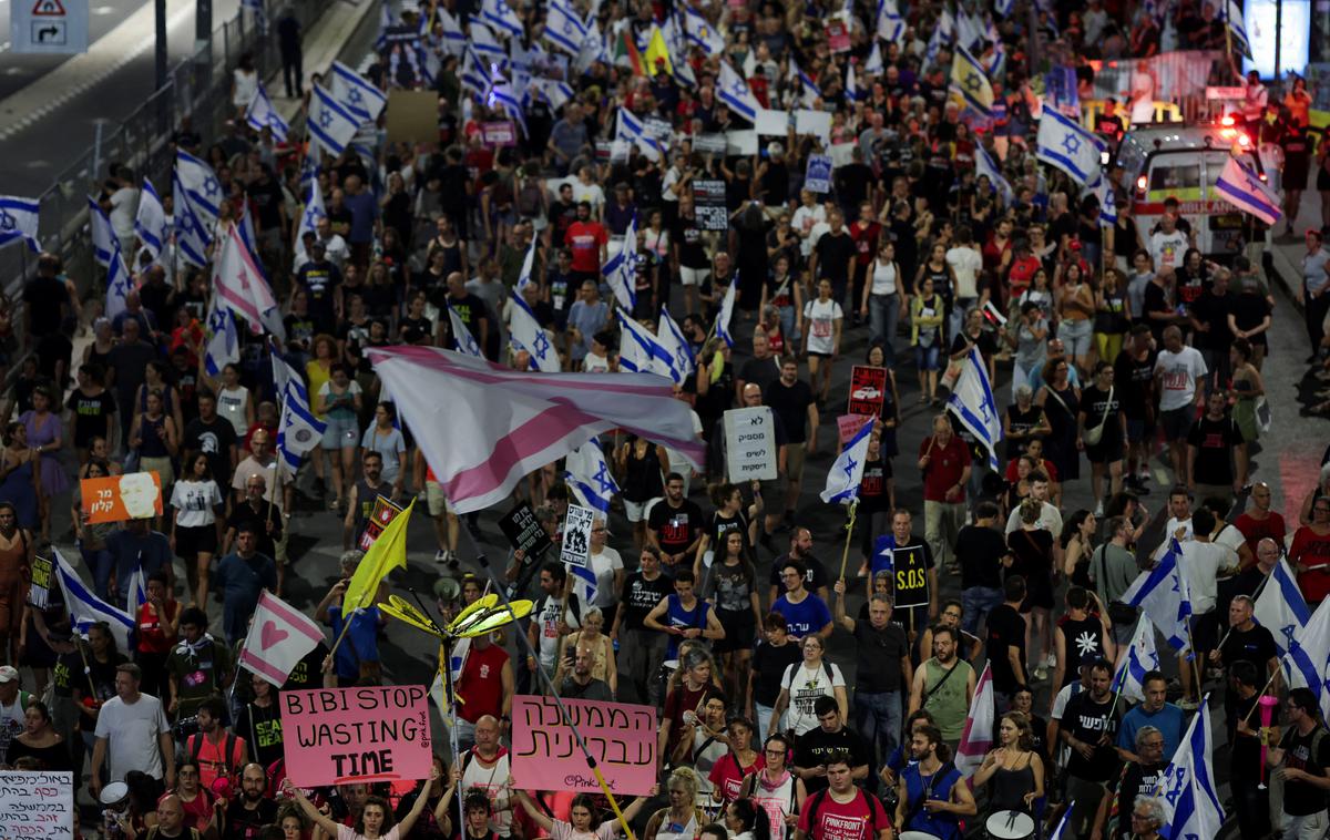 Izrael protest | Protestniki so se zbrali tudi pred hišo predsednika vlade Benjamina Netanjahuja. | Foto Reuters