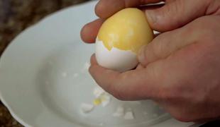Pripravite umešana jajčka, ne da bi jajce razbili (video)