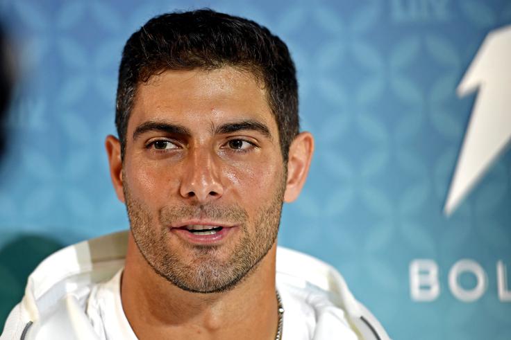 Jimmy Garoppolo je tarča kritikov, le o njegovem videzu ne najdejo nič slabega povedati, se šalijo njegovi soigralci.  | Foto: Reuters
