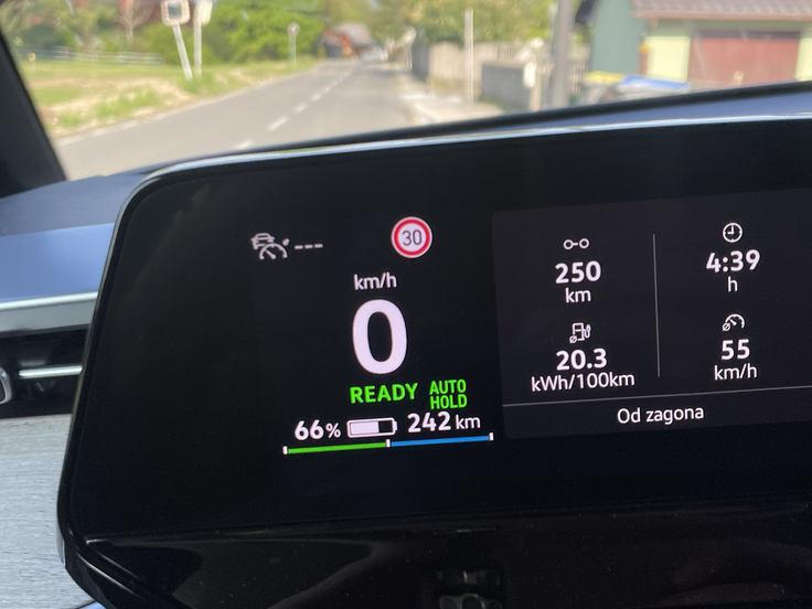 Povprečna poraba 20,3 kWh po 250 kilometrov dolgi vožnji med Ljubljano in Beljakom v Avstriji. | Foto: Gregor Pavšič