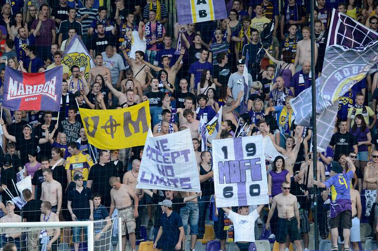 Navijači Maribora, ki so se pred 13 leti vračali v Slovenijo z avtobusi v organiziranem konvoju, so doživeli neprijetno presenečenje pri Zenici.  | Foto: Aleš Fevžer