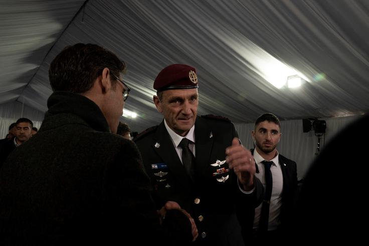 Verski sionisti predstavljajo približno deset odstotkov izraelskega prebivalstva. V 90. letih preteklega stoletja, ko je eden od njihovih pripadnikov, Jigal Amir, umoril takratnega izraelskega premierja Jicaka Rabina, so predstavljali nekakšno nevarnost za družbo, zdaj pa imajo vse večji vpliv. Njihovi pripadniki so prišli na vrh Mosada in Šin Beta, velik vpliv imajo tudi v vojski in policiji. Menda je četrtina izraelskih častnikov privržencev verskega sionizma. Tudi načelnik generalštaba izraelske vojske Herci Halevi (na fotografiji) je privrženec verskega sionizma in prvi nesekularni Jud na čelu izraelske vojske. | Foto: Reuters