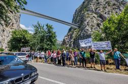 Po odprtju impresivnega mostu izbruhnili protesti: "Na srečo se ni zgodilo nič hujšega" #video