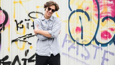 Slovenski Hugh Grant o svojem stilu, dekletih in o tem, kako skrbi za svoje lase #UličniStil