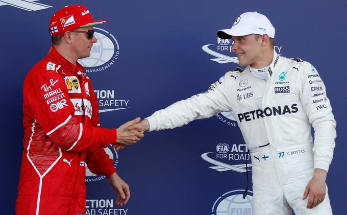 V soboto sta si Räikkönen in Bottas čestitala za tretje in drugo mesto v kvalifikacijah, v nedeljo sta si s trčenjem dirko pokvarila že v prvem krogu. | Foto: Reuters