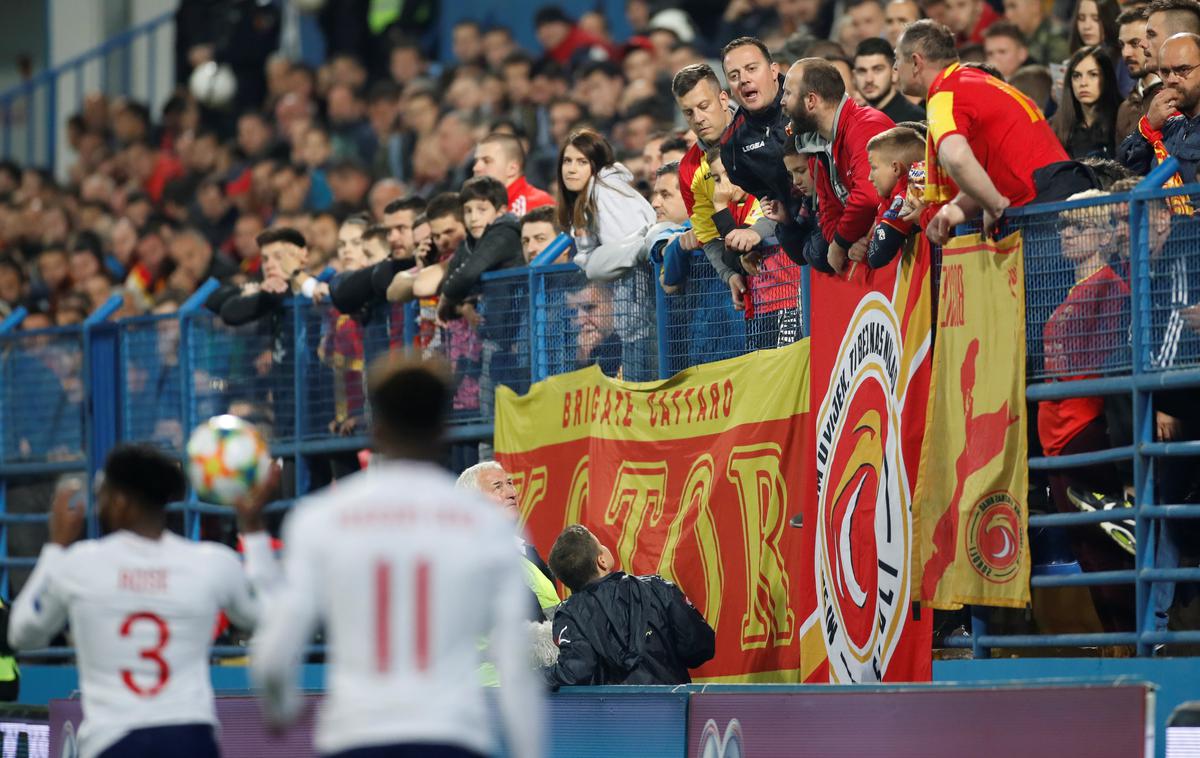 Črna gora, navijači | Črnogorci bodo morali zaradi rasističnih vzklikov navijačev in metanja banan temnopoltim angleškim reprezentantom eno tekmo igrati brez prisotnosti gledalcev. | Foto Reuters