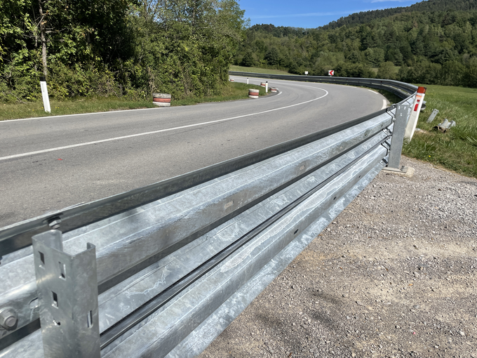 Dvojne varnostne ograje so na gorskih dirkah predpogoj za udeležbo formul in športnih prototipov. | Foto: Gregor Pavšič