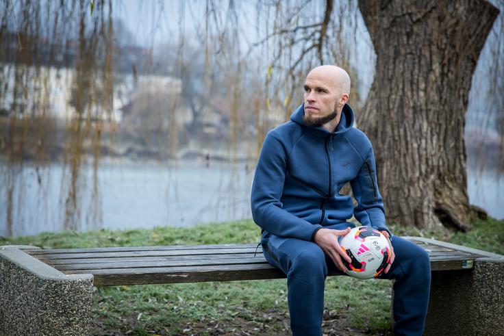 ''Biti kapetan reprezentance je velika čast in velika odgovornost, saj moraš biti podaljšana roka selektorja. V težkih trenutkih moraš nekaj povedati in ekipo povleči za seboj, jo dvigniti, hkrati pa jo tudi zaščititi. Moraš biti vodja na igrišču in izven njega,'' se čuti dovolj sposobnega za opravljanje tako odgovorne vloge, kot je biti kapetan reprezentance. | Foto: Gaja Hanuna