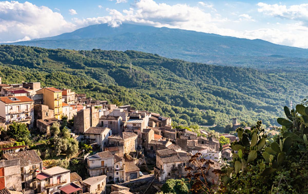 Sicilija |  Med italijanskimi mesti, ki prodajajo hiše za en evro, je tudi Castiglione di Sicilia.  | Foto Getty Images