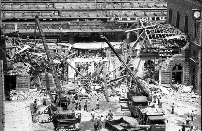 2. avgusta 1980 je v čakalnici železniške postaje v Bologni eksplodirala podtaknjena bomba. Umrlo je 85 ljudi, 200 jih je bilo ranjenih. Napad je izvedla celica neofašistične organizacije Nuclei Armati Rivoluzionari. | Foto: Thomas Hilmes/Wikimedia Commons