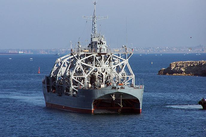 Ladja Kommuna | Čeprav je del vojaške mornarice, to ni bila nikoli bojna ladja. Kommuna je z zasnovo katamarana namreč vlačilec podmornic, ki jim na morju tudi zagotavlja podporo in lahko poskrbi za njihovo reševanje.  | Foto Black Sea Fleet (BSF)
