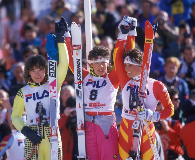 Mateja Svet na podelitvi medalj v veleslalomu na svetovnem prvenstvu v Crans Montani. Svetova je takrat osvojila srebro, zlato pa je romalo okrog vratu izjemne Švicarke Vreni Schneider.  | Foto: Reuters