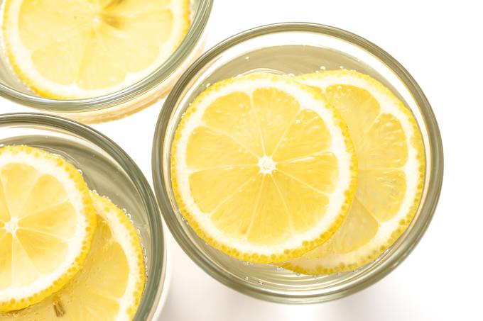Kozarec vode z limono naj bo prva tekočina, ki jo spijete zjutraj. | Foto: Thinkstock