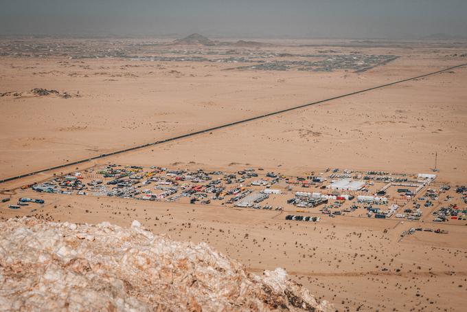 Pogled na kamp oziroma bivak, kjer tekmovalci bivajo med Dakarjem. | Foto: Denis Janežič