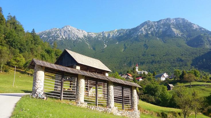 Baška grapa je odmaknjena in pristna dolina. Na fotografiji je značilni kozolec v Rutu, v ozadju Veliki Raskovec.  | Foto: Laura Brovč