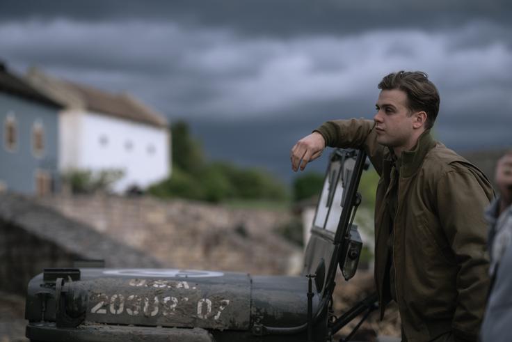 Leo Woodall je po uspehu v Belem lotusu nizal uspešnice, od Netflixove romantične serije One Day do Applovega trilerja Prime Target in lanskega nadaljevanja Bridget Jones. Tudi tukaj je prepričljiv v vlogi prevajalca ameriške vojske in je pravzaprav eden bolj zanimivih likov v filmu. | Foto: Blitz Film & Video Distribution