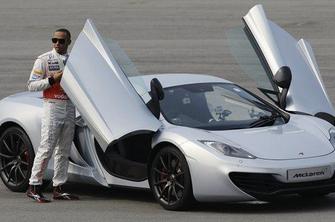 Lewis: Dirkal sem z avtom, pa sem se potil kot nor