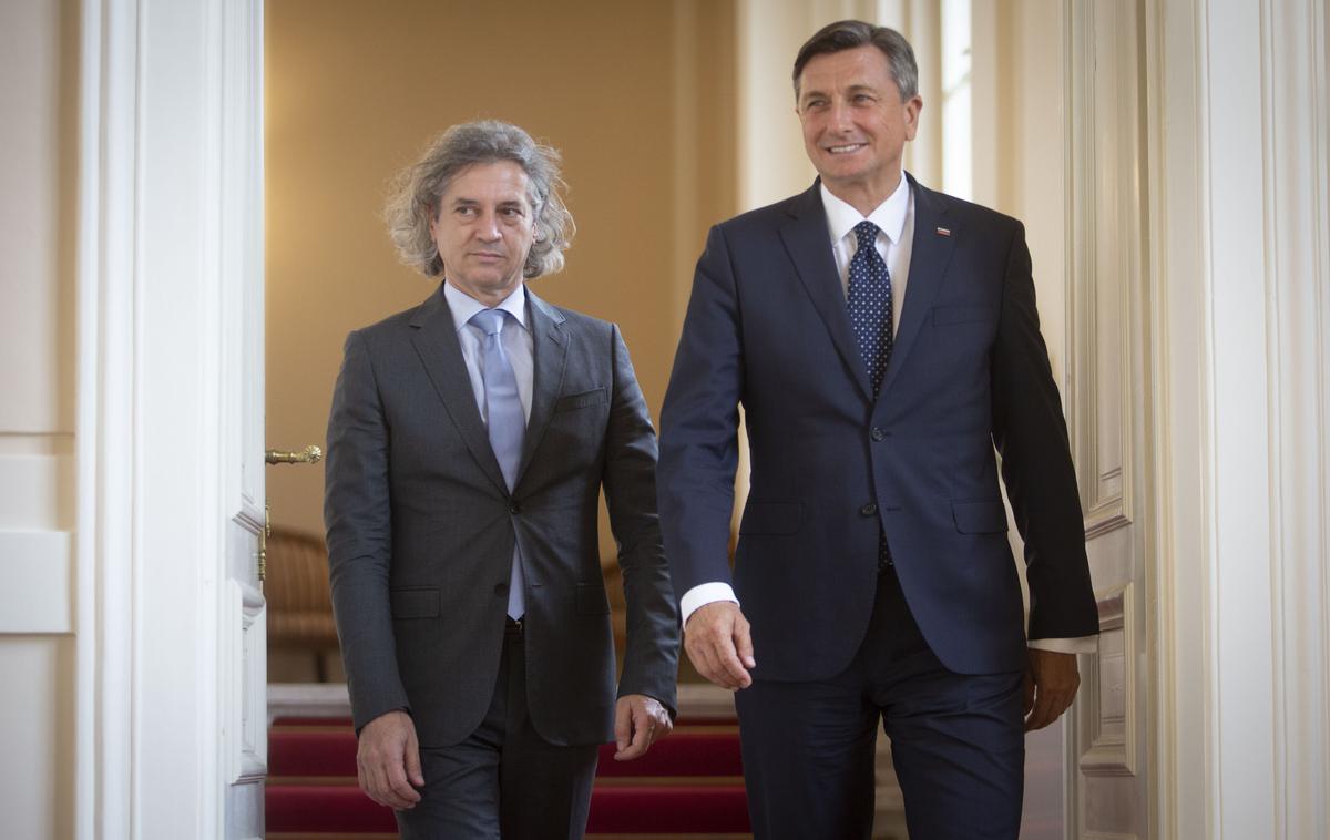 Posvet z vodji poslanskih skupin: Borut Pahor, Robert Golob. | Verjetni prihodnji predsednik vlade Robert Golob je v začetku maja povedal, da bodo, če Pahor teh pozivov ne bo upošteval, sprožili postopke za odpoklic in menjavo nekaterih veleposlanikov.  Predsednik Pahor je sicer tovrstne pozive zavrnil že februarja. Odlog imenovanja kariernih veleposlanikov v okviru redne rotacije bi bil po njegovem mnenju neutemeljen in bi škodoval nemotenemu delu slovenske diplomacije in uveljavljanju zunanjepolitičnih interesov države v mednarodni skupnosti. | Foto Bojan Puhek