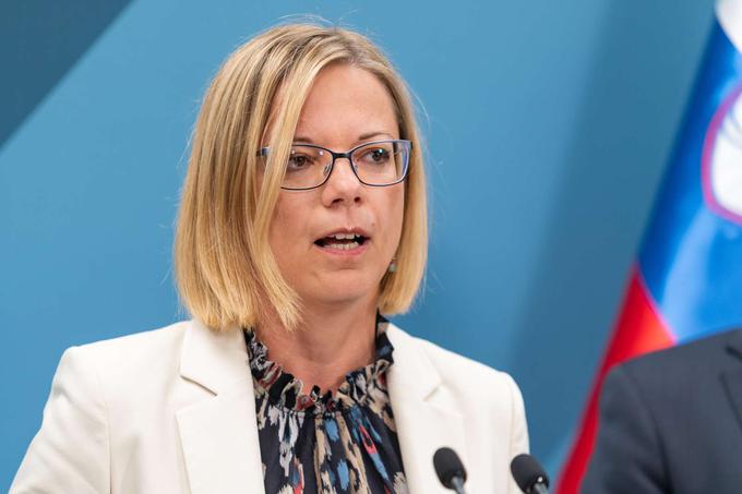 Ministrica za javno upravo Sanja Ajanović Hovnik pa kljub dvema aferama, ki sta v javnost prišli v preteklem tednu, ostaja na položaju. | Foto: Boštjan Podlogar/STA