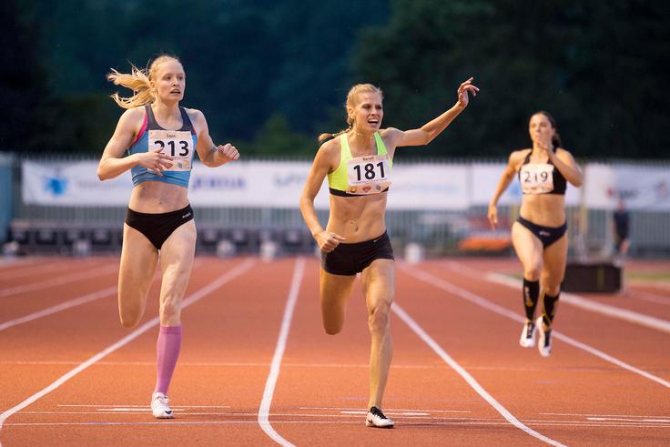 Agata Zupin (levo) in Anita Horvat (v sredini) se razvijata v odlični slovenski šprinterki, kar sta dokazali v Velenju. | Foto: Urban Urbanc/Sportida