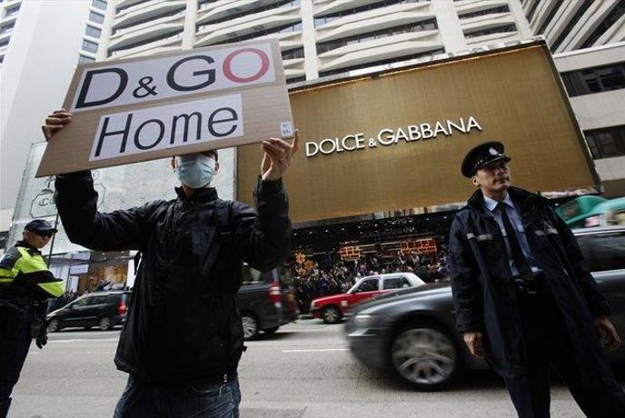 Protesti pred trgovino D&G
