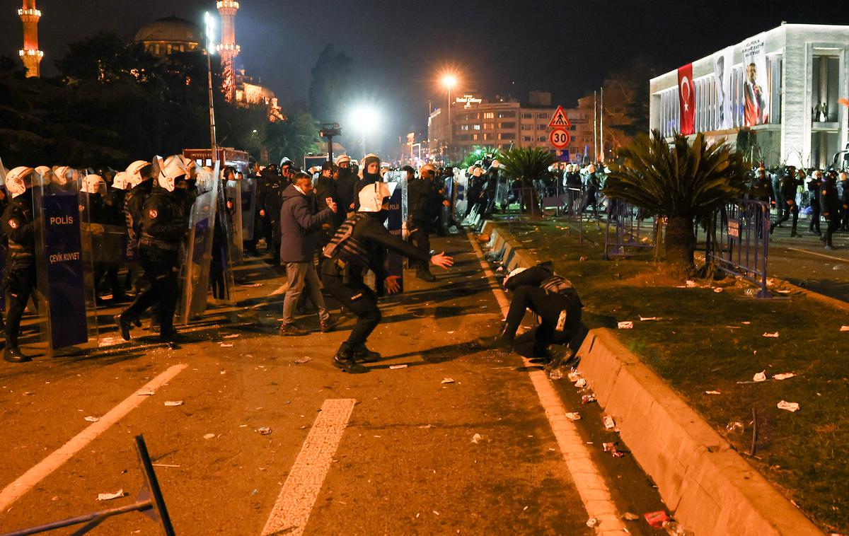 protesti, Istanbul | V Istanbulu, Izmirju, Ankari in Eskisehirju je policija med drugim posredovala s solzivcem, vodnim topom in gumijevkami. V Ankari naj bi uporabili tudi gumijaste naboje, kar pa v vladi zanikajo, poroča nemška tiskovna agencija dpa. | Foto Reuters