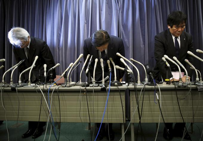 Predsednik znamke Osami Masuko med uvodnim priklonom po tiskovni konferenci, na kateri so razkrili razsežnosti afere. | Foto: Ciril Komotar