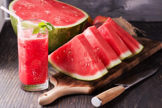 Ko izpraznite lubenico, lahko najbolj slasten del uporabite za sok.  | Foto: Shutterstock