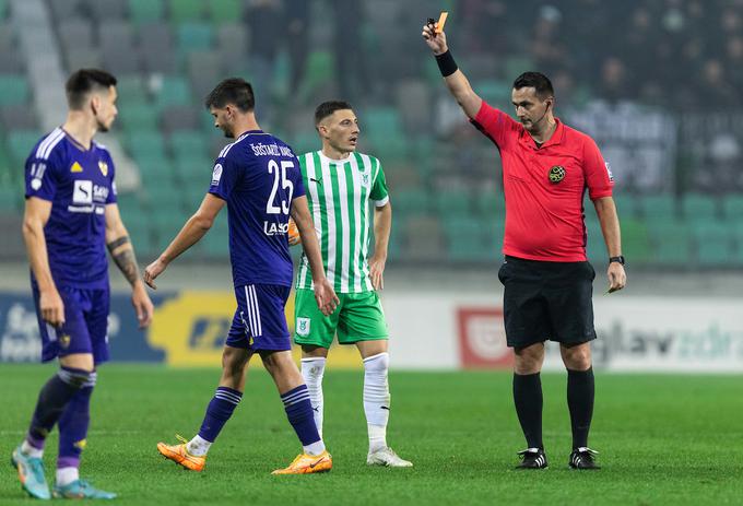Sven Karić Šoštarič je moral zapustiti igrišče še pred koncem prvega polčasa, Maribor pa je nadaljeval srečanje le z desetimi igralci. | Foto: Vid Ponikvar