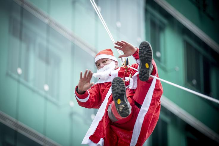 Tradicionalni spust božičkov s strehe Pediatrične klinike Tradicionalni spust božičkov s strehe Pediatrične klinike | Foto: Ana Kovač