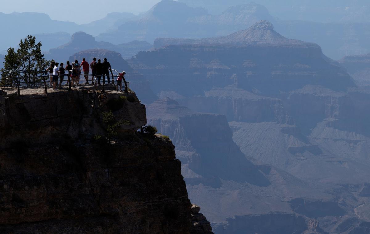 Veliki kanjon, Grand Canyon | Služba narodnega parka zaradi visokih temperatur, požarov in dima odsvetuje pohajkovanje v kanjonu.  | Foto Reuters