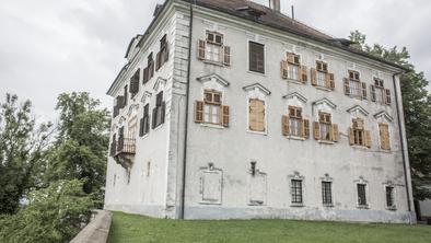 Grad, kjer je bilo dovoljeno sušiti perilo le v sadovnjaku in kjer je počitnikoval Bartol