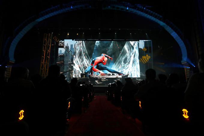 Samo na Playstation 4 letos prihaja tudi zelo zaželena videoigra z enim najbolj priljubljenih stripovskih in filmskih superjunakov vseh časov, Spider-Manom. Studio Marvel, ki je lastnik podobe Spider-Mana, je Sonyju namreč obljubil ekskluzivne pravice za izdelavo igre. Kliknite na fotografijo za video.  | Foto: Reuters