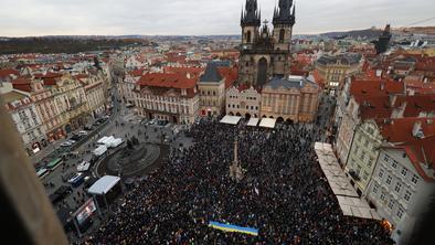 Na Češkem in Slovaškem ob obletnici žametne revolucije protesti #video