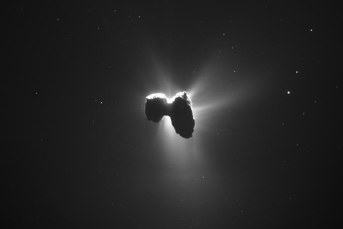 Izjemna fotografija kometa 67P/Čurjumov-Gerasimenko, ki jo je vesoljsko plovilo Rosetta posnelo z razdalje približno 329 kilometrov.  |  Foto: Esa | Foto: 