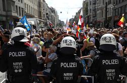 Kaos v Berlinu: letelo kamenje in steklenice, policisti odgovorili s solzivcem