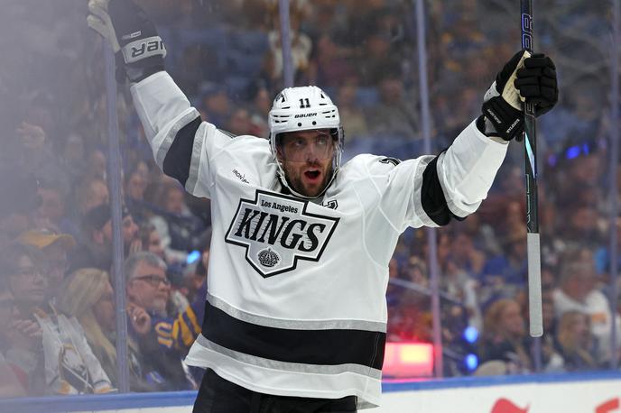 Anže Kopitar Los Angeles Kings | Anže Kopitar je na uvodu v 19. sezono lige NHL ob zmagi svojega moštva v Buffalu s 3:1 kar trikrat zatresel mrežo tekmecev. | Foto Reuters